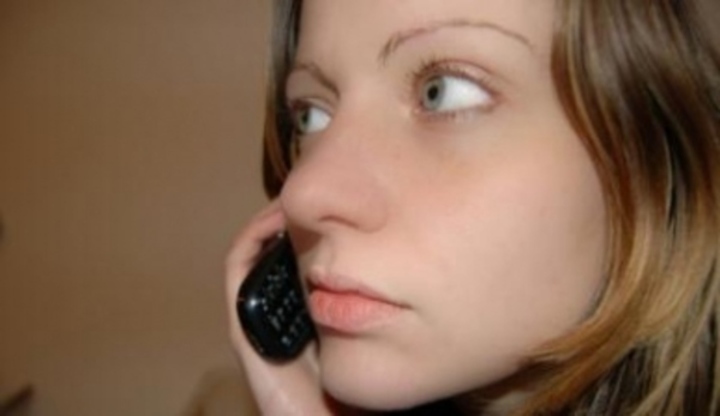 Žena s telefonem u ucha 