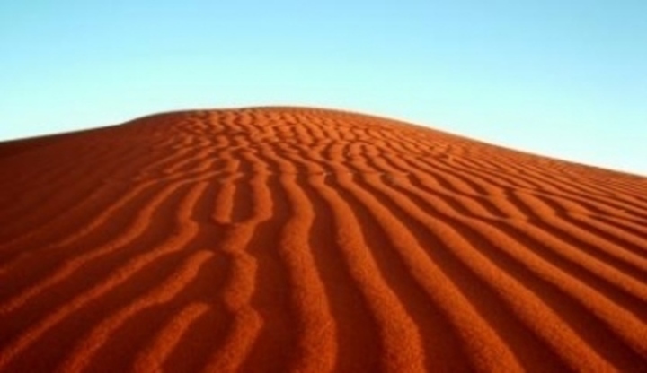 Rozlehlá poušť s červeným pískem