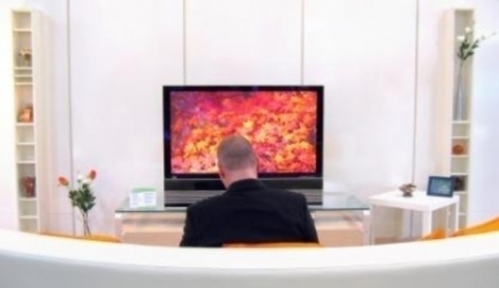 Muž sedící před televizí                                                        