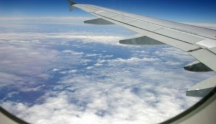 Křídlo letadla nad mraky 