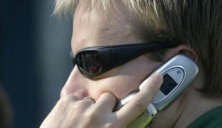 Muž s mobilním telefonem u ucha 
