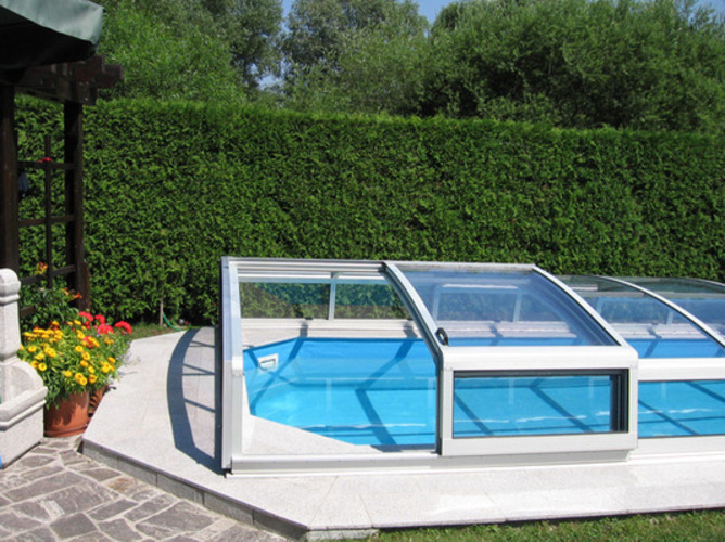 Zakrytý bazén na zahradě 