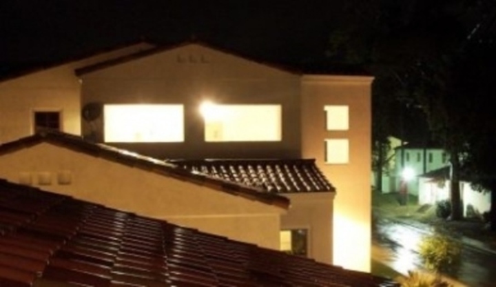 Střecha osvětleného domu 