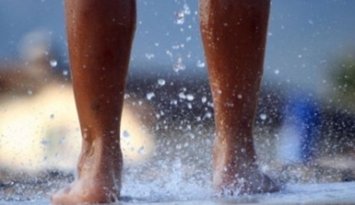 Nohy procházející vodou 
