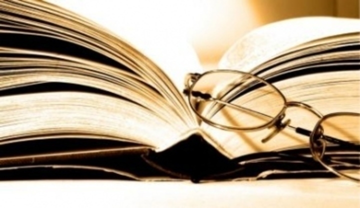 Dioptrické brýle položené na otevřené  knize