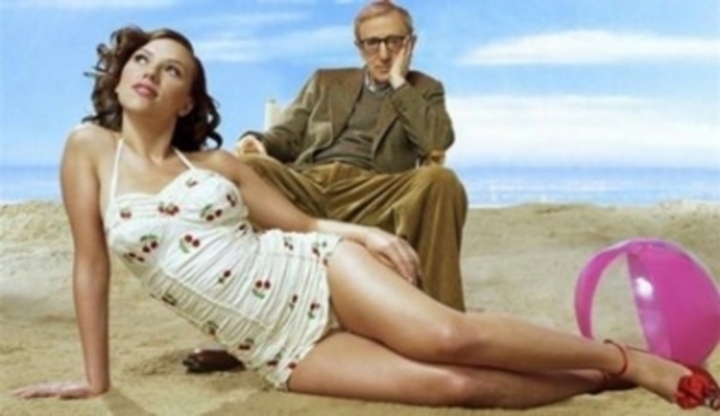 Žena s mužem pózující na pláži 
