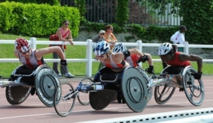 Lidé závodící na vozíčku 