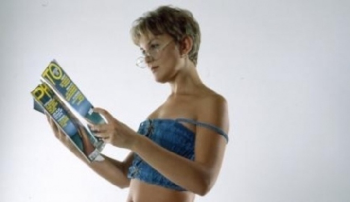Žena držící časopis 