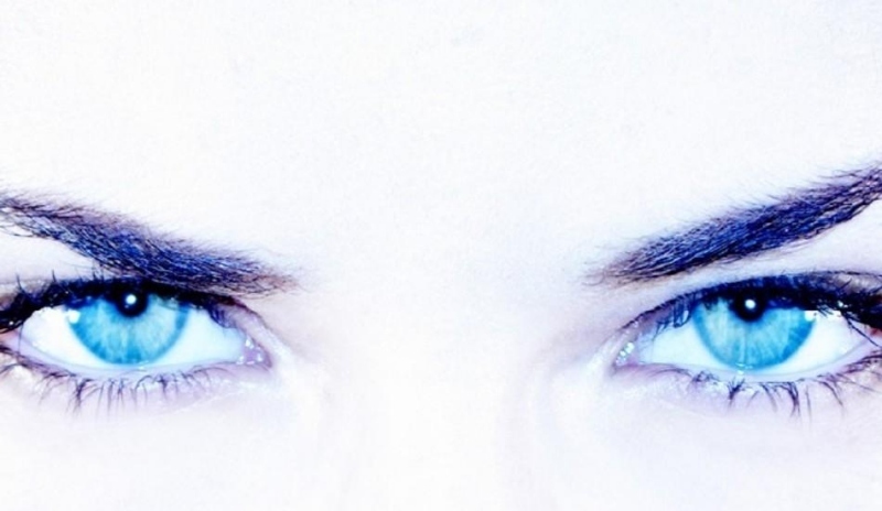 Modré oči ženy 