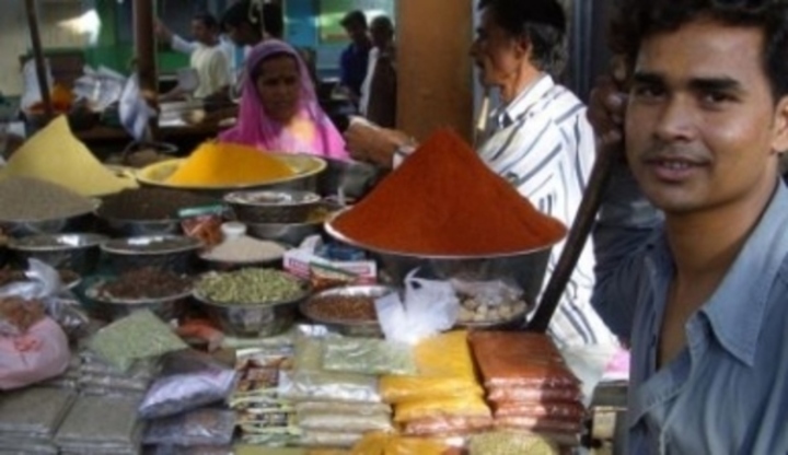 Lidé na tržišti v Indii 