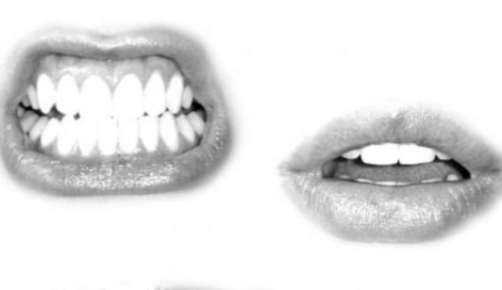 Dvoje ústa ukazující zuby 