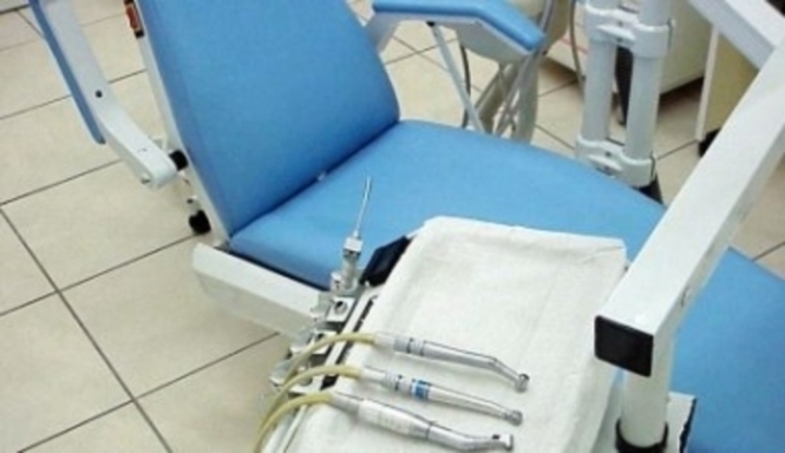Zubařské křeslo s nástroji 