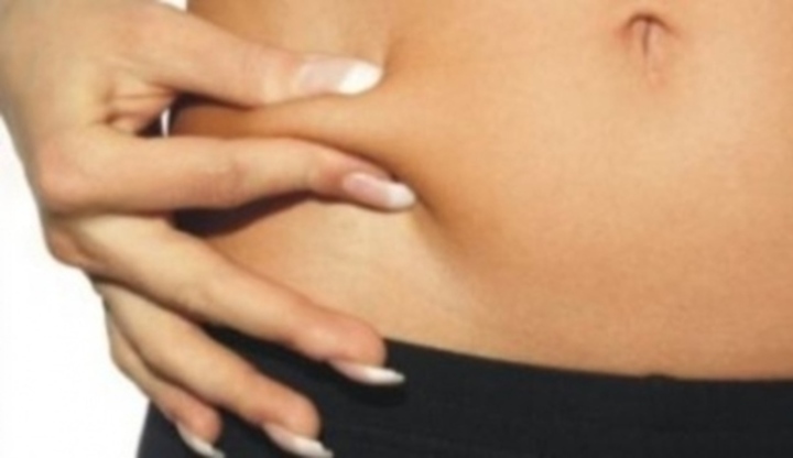 Prsty držící kůži na břichu 