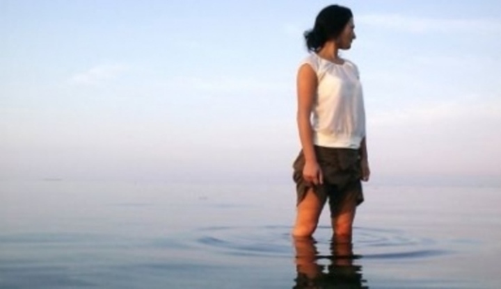 Žena stojící po kolena ve vodě 