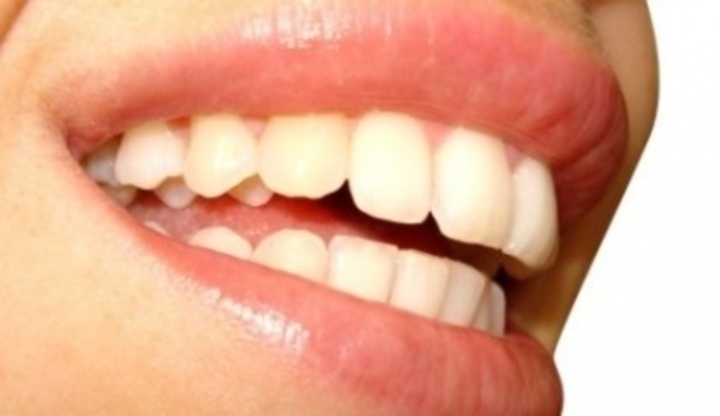 Pootevřená ústa ukazující zuby