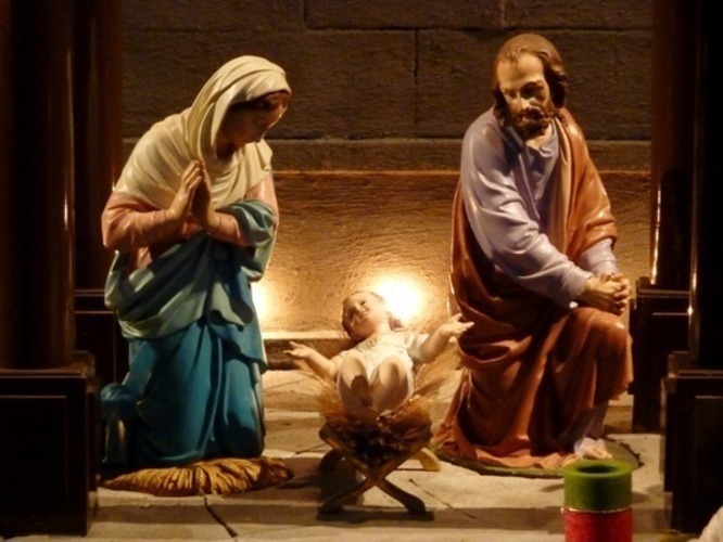 Sochy Marie a Josefa u kolébky malého Ježíška 
