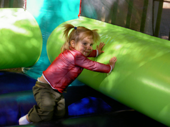 Dítě hrající si s velkým zeleným válcem