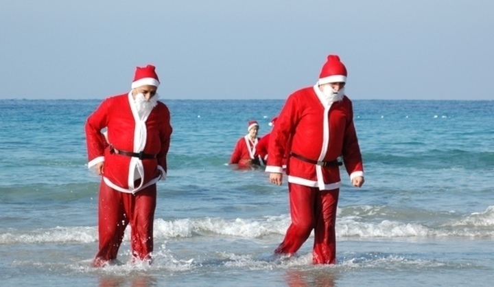 Dva Santa Clausové vycházející z vody 