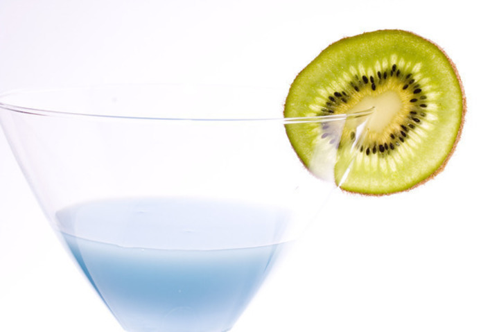 Modrý nápoj ve sklenici s plátkem kiwi 
