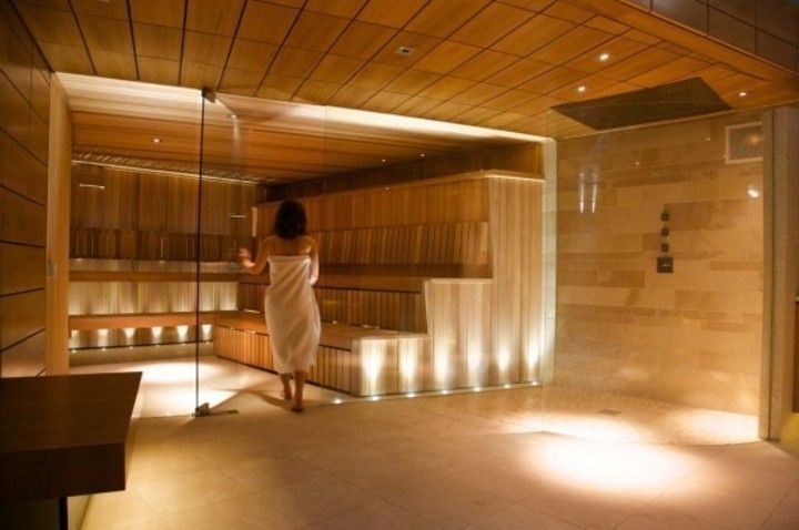 Žena v ručníku vcházející do sauny 
