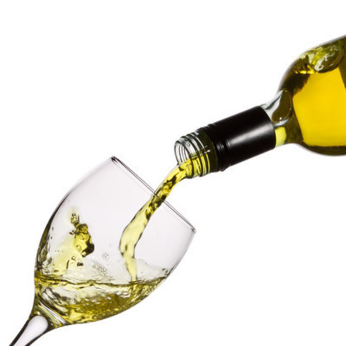 Víno nalévané do sklenice 