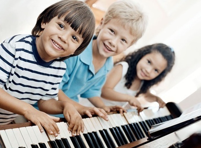 Děti hrající na klavír 