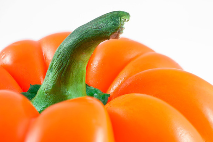 Proteinová dieta – o pár kilo štíhlejší díky proteinům! Detail stonku oranžové papriky