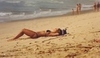 Žena ležící na písečné pláži 