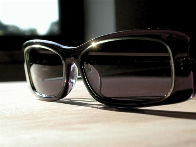 Černé sluneční brýle 