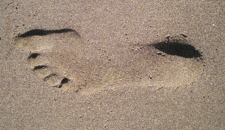 Obtisk chodidla v písku 