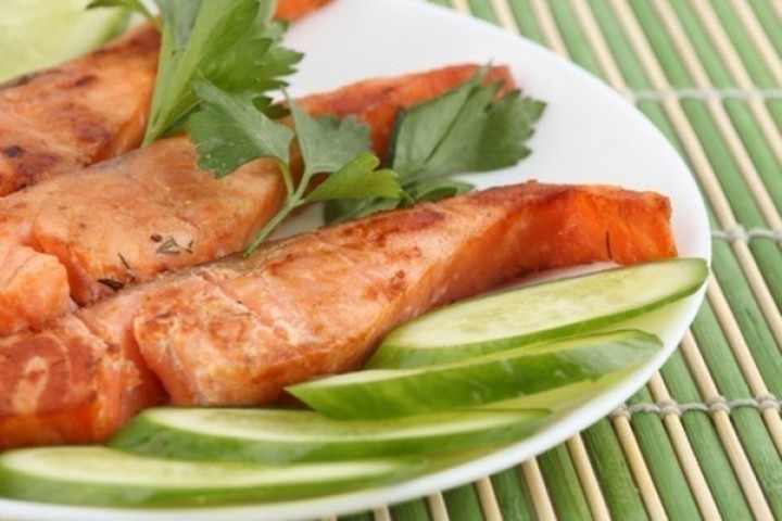 Plátky ryby se zeleninou na talíři 