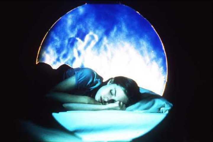 Spící žena na posteli 
