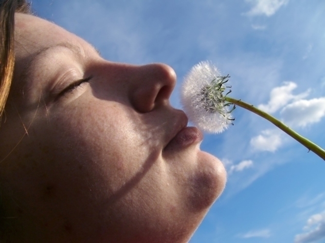 Žena s květinou u nosu 