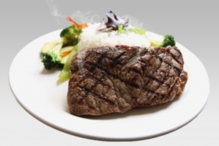 Steak se zeleninou na talíři 