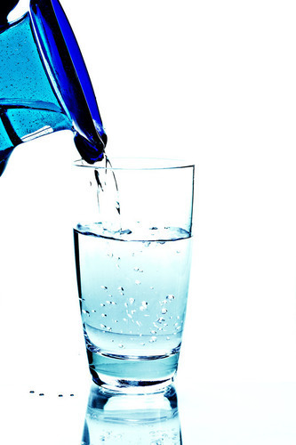 Voda tekoucí do sklenice 