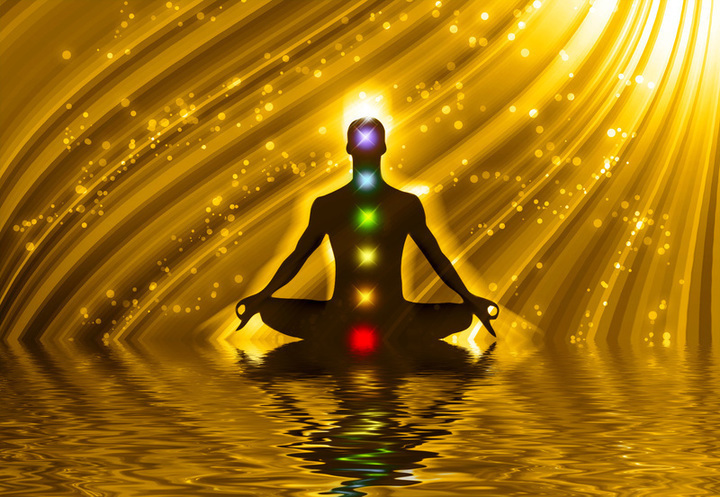 Meditující postava se znázorněnou vnitřní energií