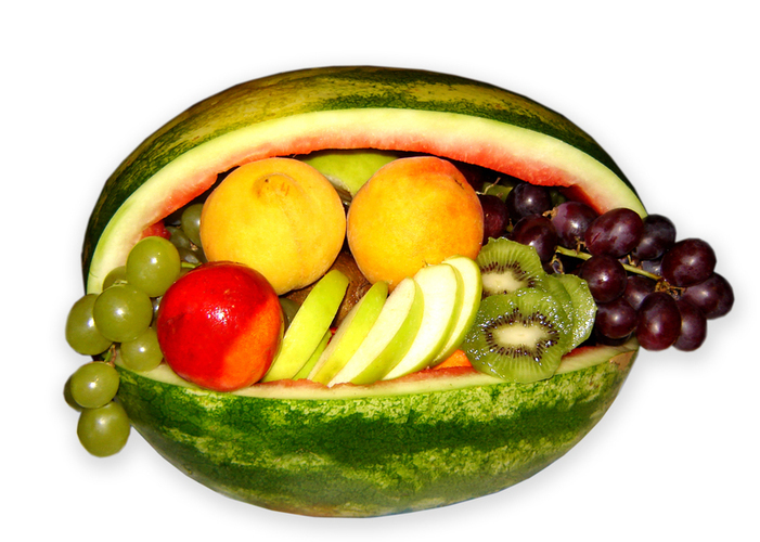 Vykrojený meloun naplněn dalšími druhy ovoce.