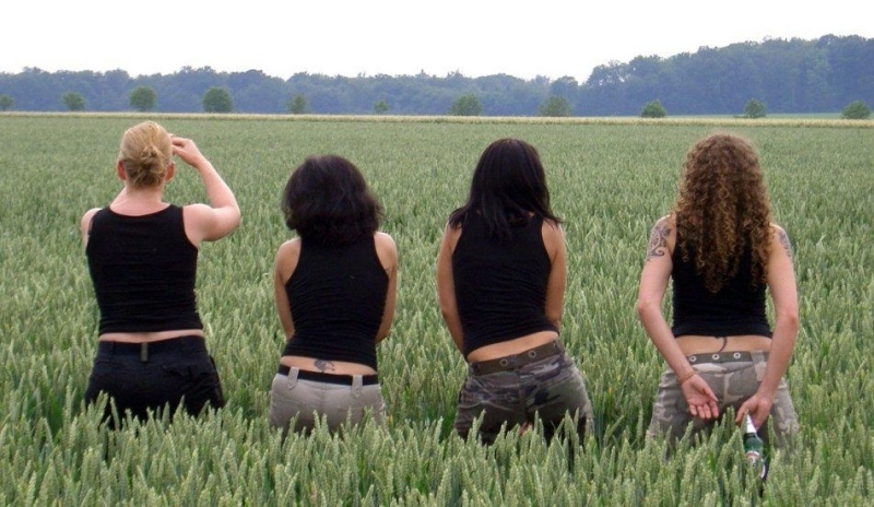 Čtyři ženy stojící zády v obilí