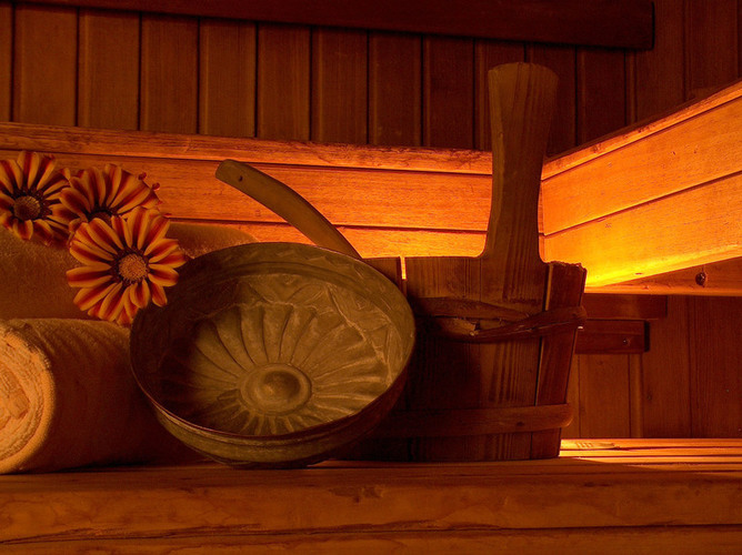 Prostory sauny s kbelíkem a osuškami