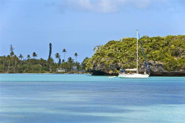 Jachta plující kolem ostrova v Karibiku