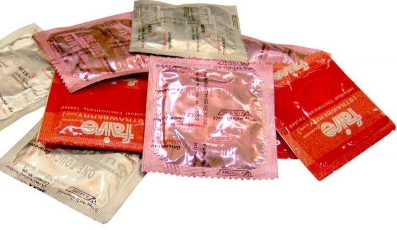 Různé druhy zabalených kondomů 