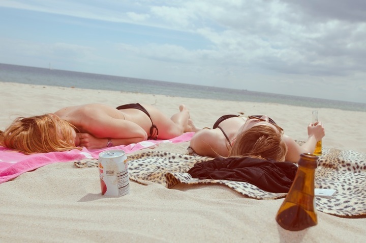 Dvě dívky se opalují na pláži