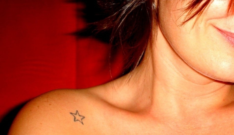 Malé tetování na rameni 