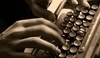 Ruce položené na psacím stroji 