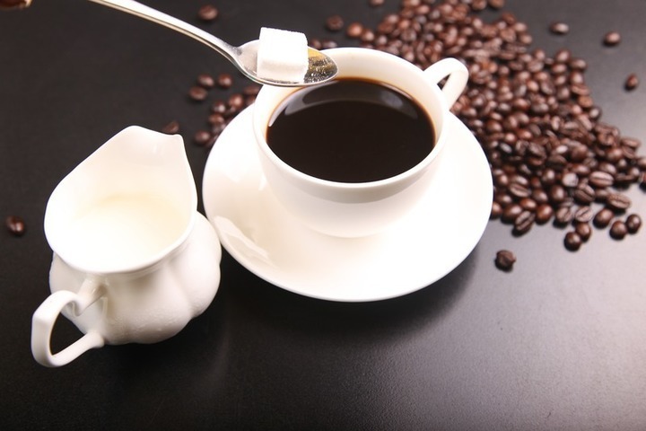 šálek kávy