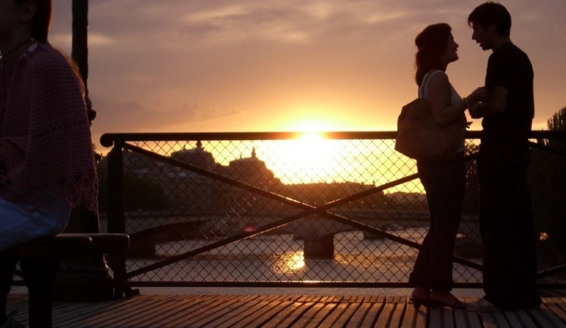Dvojice na mostě při západu slunce