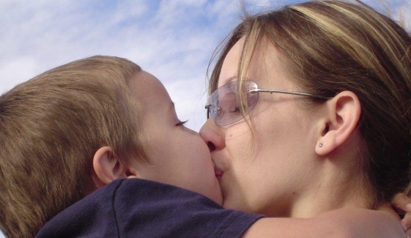 Žena líbající své dítě 