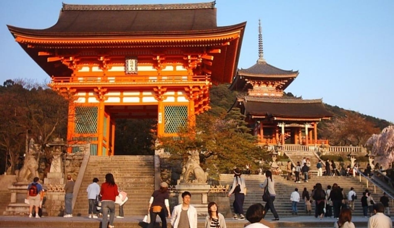 Lidé u chrámu v Japonsku 