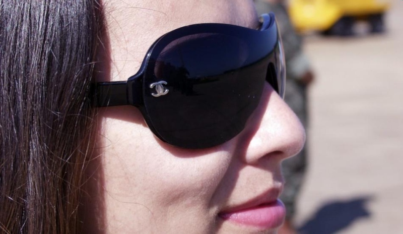 Žena se slunečními brýlemi 