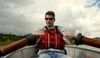 Muž veslující na loďce